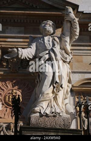 Krakauer. Krakow. Polen. Grodzka Straße. Figur des Apostels Andreas vor der Kirche der Heiligen Peter und Paul. Stockfoto