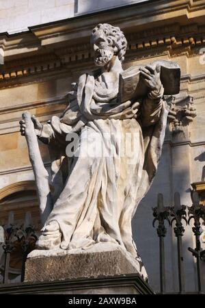 Krakauer. Krakow. Polen. Grodzka Straße. Figur des Apostels Matthäus vor der Kirche der Heiligen Peter und Paul. Stockfoto