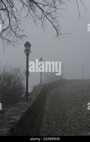 Rozafa Castle Approach bei Dichtem Nebel (Shkoder, Albanien) Stockfoto