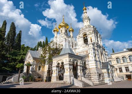 Kathedrale St. Alexander Newski mit goldenen Kuppeln an einem sonnigen Tag, Jutta, Krim. Stockfoto