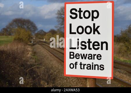 Bahnübergangsschild Stop Look Listen, hüten Sie sich vor den Zügen an der Fine Line in der Nähe von Lichfield Staffordshire Stockfoto