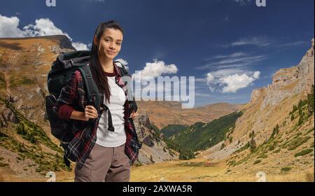 Junge weibliche Wanderer auf einem Berg mit Rucksack Stockfoto