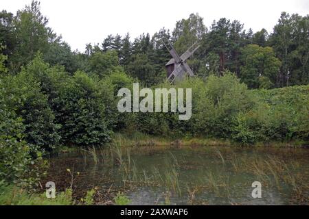 Historische Ostsee-Windmühle aus ländlichem Holz in Estland Stockfoto