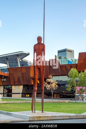 Yirin Statue von Tjyllyungoo Sculptor befindet sich am Yagan Square in Perth CBD, WA, Australien. Stockfoto