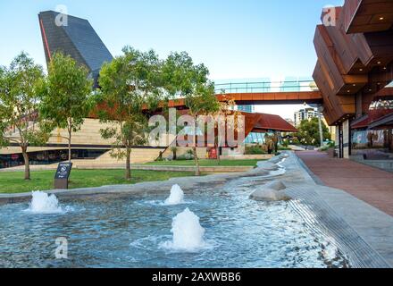 Wasserlinie Wasserskulptur von Jon Tarry Bildhauer am Yagan Square Perth CBD WA Australien. Stockfoto