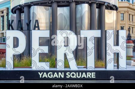 Schild Perth und Yagan Square am Fuße des Digital Tower Yagan Square Perth WA Australien. Stockfoto