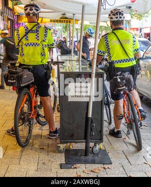 Zwei Polizisten des Bike Squad auf Patrouille in Northbridge Perth WA Australien. Stockfoto