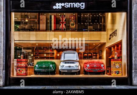London, Großbritannien, 2019. März, drei Autos, die in einem Smeg-Schaufensterladen von der Regent Street ausgestellt wurden Stockfoto