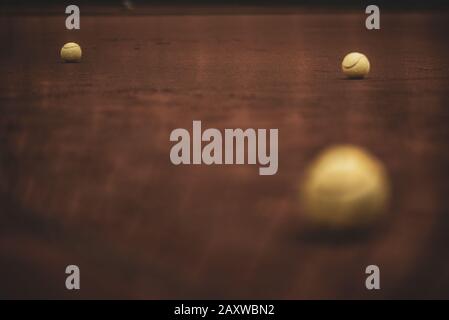 Tennisbälle auf Tonplatz, Bokeh geschossen Stockfoto