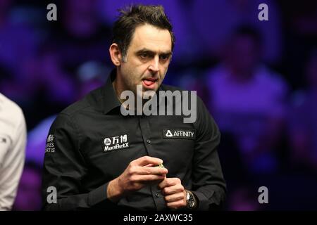 Cardiff UK. Februar 2020. Ronnie O'Sullivan aus England während seines 3. Vorrundenspiels gegen Anthony Hamilton aus England. ManBet X Welsh Open Snooker 2020, Tag 4 in der Motorpoint Arena in Cardifft, Südwales am Donnerstag, 13. Februar 2020, Foto von Andrew Orchard/Andrew Orchard Sportfotografie/Alamy Live News Stockfoto