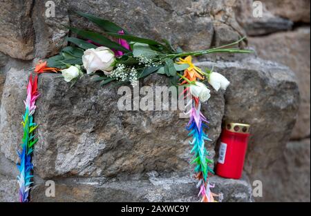 Dresden, Deutschland. Februar 2020. Auf den im Krieg zerstörten Bruchstücken der Steinkuppel der Frauenkirche liegen Blumen und japanische Friedenskräne aus Papier, die beim Wiederaufbau nicht verwendet wurden. Am 75. Jahrestag der Zerstörung von Dresden im Zweiten Weltkrieg erinnert die Stadt mit zahlreichen Veranstaltungen. Am 13. Und 14. Februar 1945 reduzierten alliierte Bomber das Zentrum der Elbstadt auf Trümmer und Asche. Bis zu 25.000 Menschen verloren ihr Leben. Credit: Dpa Picture Alliance / Alamy Live News Stockfoto