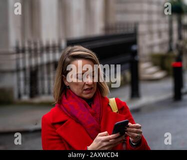 London, Großbritannien. Februar 2020. Laura Kuensberg, politische Kommentatorin an der 10 Downing Street, London im Rahmen der Kabinettsumbildung Credit: Ian Davidson/Alamy Live News Stockfoto