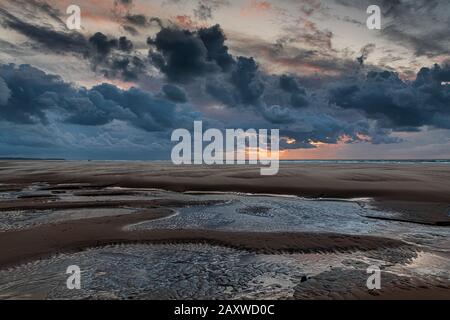 Ciel de traîne au coucher de soleil, Frankreich, Hauts de France, Escalles Stockfoto