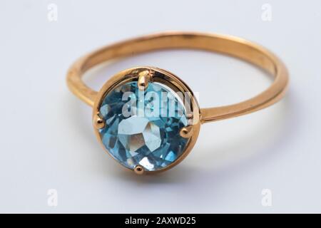 Schöner alter goldener Ring mit blauem Edelstein isoliert auf weißem Grund Stockfoto