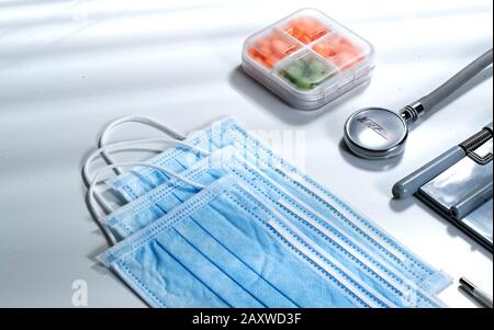 Einmal-OP-Masken und andere medizinische Produkte Stockfoto