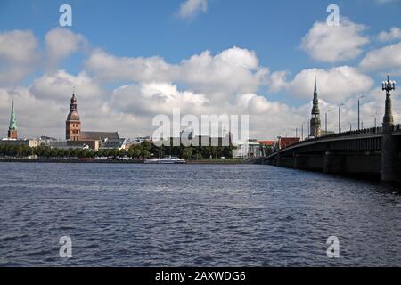 Rigaer Panorama von der gegenüberliegenden Seite des Flusses Stockfoto