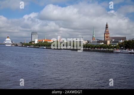 Rigaer Panorama von der gegenüberliegenden Seite des Flusses Stockfoto