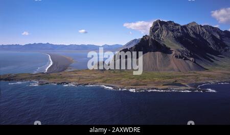 Antenne - Mt. Eystrahorn, Ost, Island Stockfoto