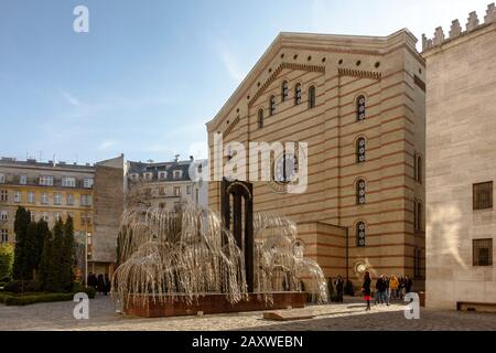 Das Denkmal der ungarischen jüdischen Märtyrer im Holocaust-Gedächtnispark Raul Wallenberg hinter der Synagoge in der DoDany Street in Budapest, Ungarn Stockfoto