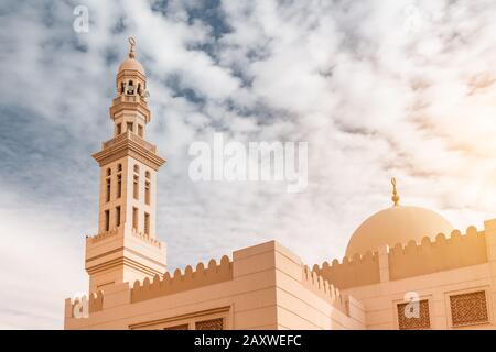 Nahaufnahme von Minarett und Kuppel einer typischen Moschee im arabischen Land Stockfoto