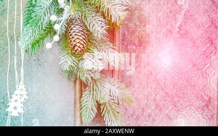 Natürliches Weihnachten Neujahr: Kiefernkegel und Weihnachtsbaum mit rot-rosa Flecken in der Nähe. Winter Weihnachten Neujahr Hintergrund. Stockfoto