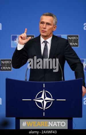 (200213) -- BRÜSSEL, 13. Februar 2020 (Xinhua) -- NATO-Generalsekretär Jens Stoltenberg spricht eine Pressekonferenz während eines NATO-Verteidigungsministertreffens im NATO-Hauptquartier in Brüssel, Belgien, 13. Februar 2020 an. Das zweitägige Treffen der NATO-Verteidigungsminister schloss am Donnerstag ab. (Xinhua/Zhang Cheng) Stockfoto