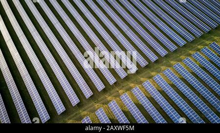 Solarenergiefarm. Hochwinkeliger, erhöhter Blick auf Sonnenkollektoren auf einer Energiefarm im ländlichen England; Hintergrundtextur im Vollformat. Stockfoto