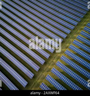 Solarenergiefarm. Hochwinkeliger, erhöhter Blick auf Sonnenkollektoren auf einer Energiefarm im ländlichen England; Hintergrundtextur im Vollformat. Stockfoto