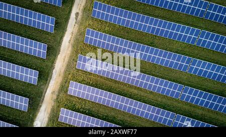 Solarenergiefarm. Hochwinkeliger, erhöhter Blick auf Sonnenkollektoren auf einer Energiefarm im ländlichen England; Hintergrundtextur im Vollformat. Stockfoto