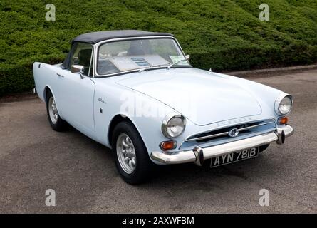 Dreiviertelansicht der A 1964, Blau, Sunbeam Alpine Mk4, ausgestellt in der Sunbeam Alpine Owners Club Zone, der Silverstone Classic 2019 Stockfoto