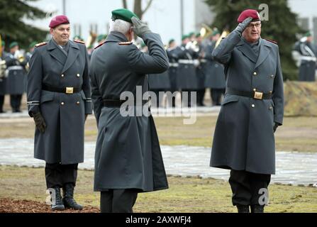 Strausberg, Deutschland. Februar 2020. General Eberhard Zorn (r), Generalinspekteur der Bundeswehr, übergibt das Kommando über das Bundesheer an Oberstleutnant Alfons Mais (l). Mais übernimmt das Kommando von Oberleutnant Jörg Vollmer. Kredit: Wolfgang Kumm / dpa / Alamy Live News Stockfoto