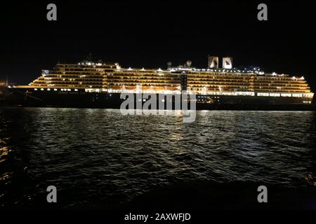 Phnom Penh, Kambodscha. Februar 2020. Das Kreuzfahrtschiff Westerdam ist am Autonomen Hafen Sihanoukville (PAS) in der Provinz Preah Sihanouk, Kambodscha, 13. Februar 2020 zu sehen. Ein Kreuzfahrtschiff, das wegen der Angst vor der Krankheit durch den Roman Coronavirus abgewiesen worden war, dockte am Donnerstag am südwestkamboanischen Meereshafen Sihanoukville an, sagte der Hafenchef. Kredit: Li Lay/Xinhua/Alamy Live News Stockfoto