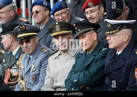 Strausberg, Deutschland. Februar 2020. Zahlreiche Militärangehörige aus verschiedenen Nationen besuchen die von Hardenberg-Kaserne, um von der Überführung des Kommandos der Bundeswehr zu zeugen. Kredit: Wolfgang Kumm / dpa / Alamy Live News Stockfoto