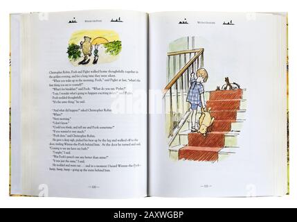 Eine Illustration von Christopher Robin und Pooh, die oben zum Bett von EH Shepherd in einer Winnie The Pooh Kollektion gehen Stockfoto