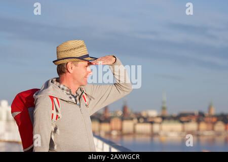 Tourist auf dem Deck des Kreuzfahrtschiffes in Stockholm, Schweden Stockfoto