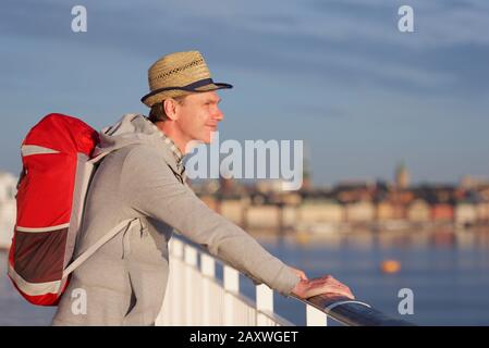 Tourist auf dem Deck des Kreuzfahrtschiffes in Stockholm, Schweden Stockfoto