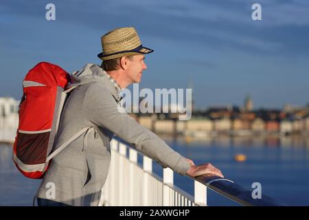 Tourist auf dem Deck des Kreuzfahrtschiffes in Stockholm, Schweden Stockfoto