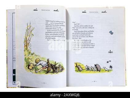 Eine Illustration von Christopher Robin und allen Tieren, die versuchen, Pooh aus Kaninchen Zu Ziehen, Die Von EH Shepherd in einer Winnie The Pooh Kollektion Durchlöchern Stockfoto