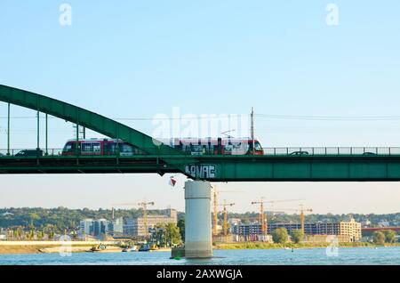 Belgrader alte Straßenbahnen Brücke Stockfoto