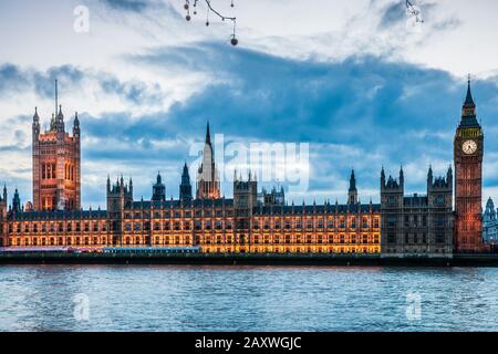 Big Ben und Die Parlamentsgebäude entlang der Themse in London nachts. Stockfoto