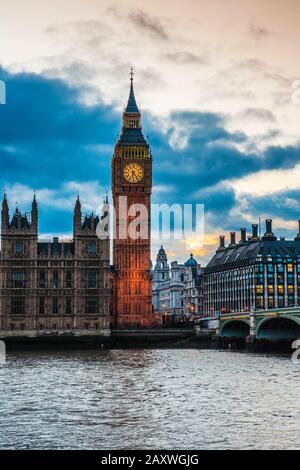 Big Ben, Die Häuser des Parlaments und der Westminster Bridge entlang der Themse in London nachts. Stockfoto