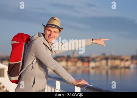 Tourist auf dem Deck des Kreuzfahrtschiffes in Stockholm, Schweden Stockfoto