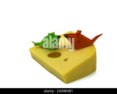 Orangefarbene und grüne Origami-Maus in der Nähe einer großen Scheibe Käse isoliert auf wihite Hintergrund. Kopierbereich. Stockfoto