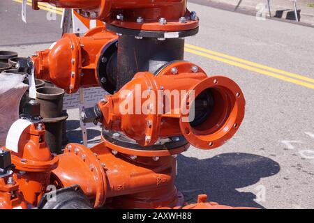 Umfassende Straßenrenovierung. Brandschutzarmaturen der Hauptschieber, die auf die Installation warten. Stockfoto