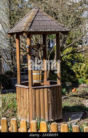 Holzbrunnen mit Dach im Garten Stockfoto