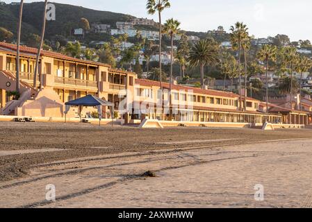 La Jolla Shore Beach und die Gebäude La Jolla Beach & Tennis Club. La Jolla, CA, USA. Stockfoto