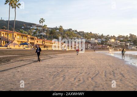 La Jolla Shore Beach und die Gebäude La Jolla Beach & Tennis Club. La Jolla, CA, USA. Stockfoto