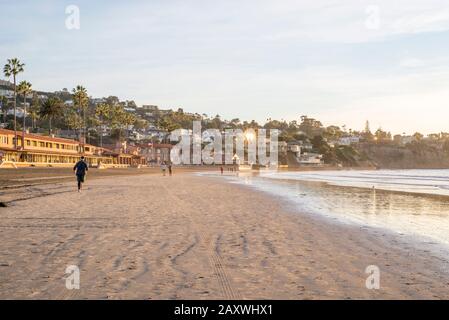 La Jolla Shore Beach und die Gebäude La Jolla Beach & Tennis Club. La Jolla, CA, USA. Stockfoto