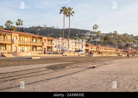 La Jolla Shore Beach und die Gebäude La Jolla Beach & Tennis Club. La Jolla, CA, USA. Stockfoto