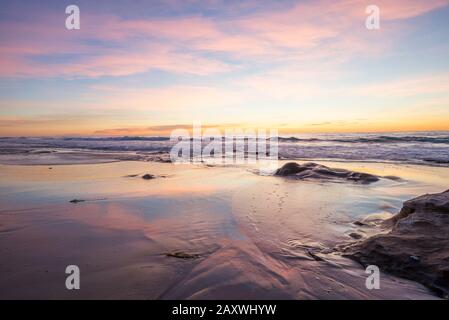 Sonnenuntergang an der Küste am Marine Street Beach. La Jolla, CA, USA. Stockfoto